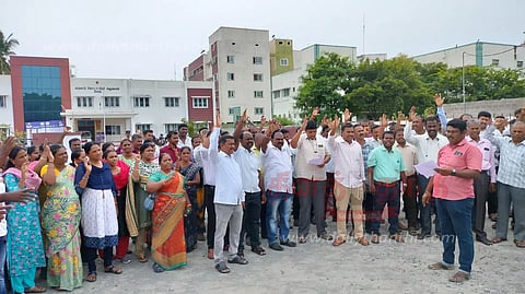 சேலம் சூரமங்கலத்தில் கிராம நிர்வாக அலுவலர்கள் காத்திருப்பு போராட்டம்