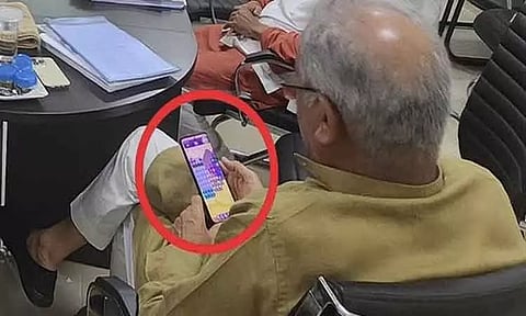 காங்கிரஸ் வேட்பாளர் தேர்வு கூட்டத்தில் செல்போனில் 'கேம்' விளையாடிய சத்தீஷ்கார் முதல்-மந்திரி