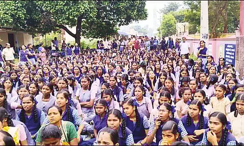 அரசு பள்ளியில் தலைமை ஆசிரியைக்கு ஆதரவாக மாணவிகள் போராட்டம்