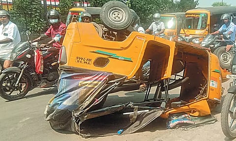 சாலையில் தலைகுப்புற கவிழ்ந்த ஆட்டோ - டிரைவர் உள்பட 7 பேர் காயம்