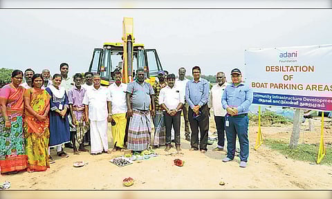 சாத்தங்குப்பம், திருமலைநகரில் படகுகள் நிறுத்தும் பகுதிகளில் தூர்வாரும் பணி - அதானி காட்டுப்பள்ளி துறைமுகம் நடத்தியது