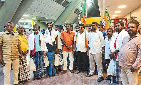 இலங்கை சிறையில் இருந்து விடுதலையான தமிழக மீனவாகள் 17 பேர் சென்னை வந்தனா