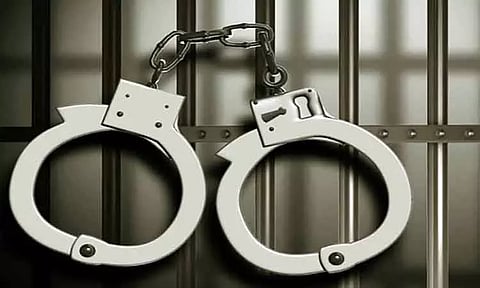 வெடிகுண்டு வீசி அண்ணன், தம்பியை அரிவாளால் வெட்டிய வழக்கில் 5 பேர் கைது