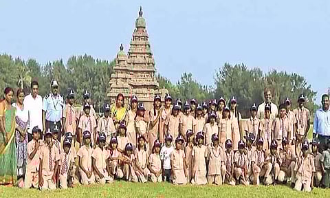 சுற்றுலாத்துறை சார்பில் மாமல்லபுரத்திற்கு சுற்றுலா அழைத்து வரப்பட்ட மாணவர்கள்