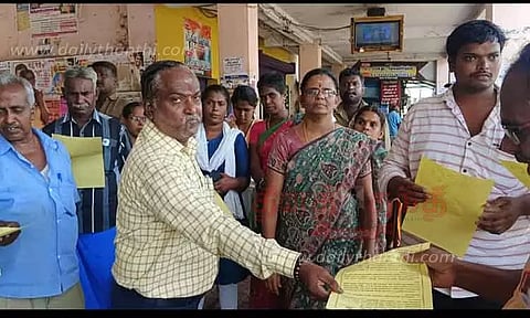 பயணிகளுக்கு துண்டு பிரசுரம் வினியோகம்