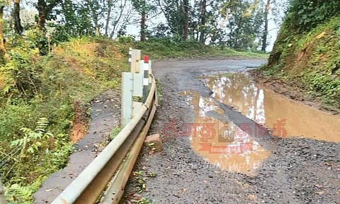 மண்சரிவு ஏற்பட்ட சாலையில் தடுப்புச்சுவர் கட்டப்படுமா?