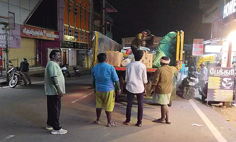 இரவு நேரத்தில் தூய்மைப்பணியில் ஈடுபட்ட பணியாளர்கள்