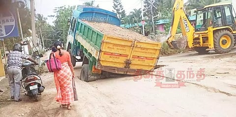 பாதாள சாக்கடை குழியில் டயர்கள் சிக்கியதால் நடுவழியில் நின்ற லாரிகள்