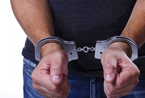 வாலிபருக்கு கொலை மிரட்டல்; 2 பேர் கைது