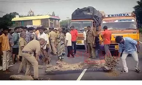 சாலையின் குறுக்கே மரங்களை போட்டு பொதுமக்கள் சாலை மறியல்