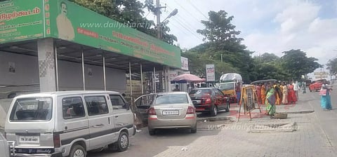 தர்மபுரி அரசு ஆஸ்பத்திரி முன்புபயணிகள் நிழற்குடையை ஆக்கிரமிக்கும் வாகனங்கள்விதிமீறலை தடுக்க பொதுமக்கள் கோரிக்கை