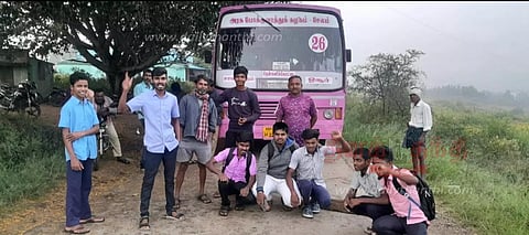 அரசு பஸ்சை சிறைபிடித்து மாணவர்கள் மறியல்