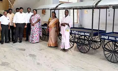 வாழ்வாதாரத்தை மேம்படுத்தும் வகையில் திருநங்கைகளுக்கு தள்ளுவண்டி வழங்கல்