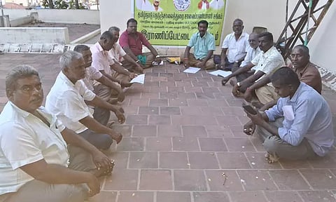 கோரிக்கைகளை வலியுறுத்தி காத்திருப்பு போராட்டம்