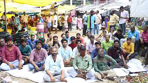 சேலம் மாநகராட்சி வணிக வளாகத்தில் உள்ளபூ மார்க்கெட்டை மாற்றக்கோரி வியாபாரிகள் தர்ணா போராட்டம்