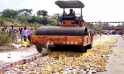 ஆந்திராவில் ரூ.2.5 கோடி மதிப்புள்ள கடத்தல் மதுபான பாட்டில்களை ரோடு ரோலர் ஏற்றி அழித்த போலீசார்