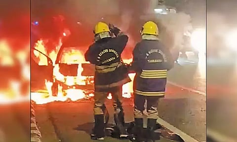 கிண்டி கவர்னர் மாளிகை அருகே கார் தீப்பிடித்து எரிந்தது - போக்குவரத்து பாதிப்பு