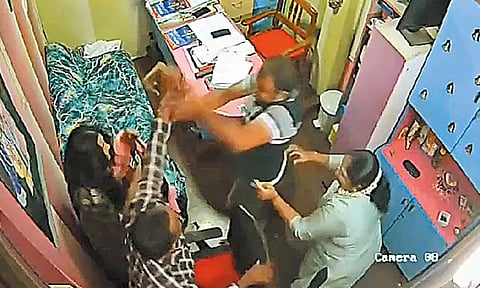 முகலிவாக்கத்தில் மகளிர் விடுதியில் பெண்ணை கொடூரமாக தாக்கியவரால் பரபரப்பு - சமூகவலைதளங்களில் வீடியோ வைரல்