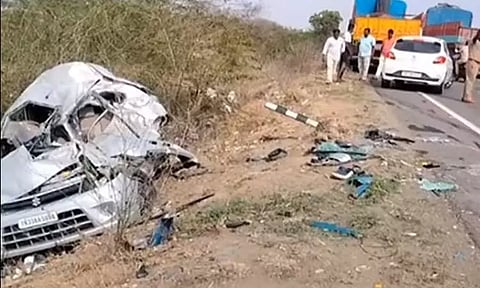 பல்லடம் அருகே கார்-லாரி நேருக்கு நேர் மோதி விபத்து - 3 இளைஞர்கள் உயிரிழப்பு