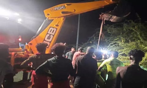 முள்ளக்காடு ராஜிவ் நகரில் மழைநீர் வடிகாலில் தவறி விழுந்த பசு மாடு உயிருடன் மீட்பு