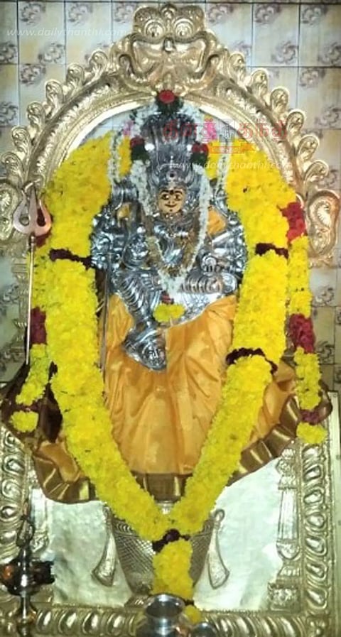 மாரியம்மனுக்கு சிறப்பு அலங்காரம்