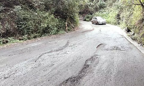 சேதமடைந்த சாலையை சீரமைக்க வேண்டும்