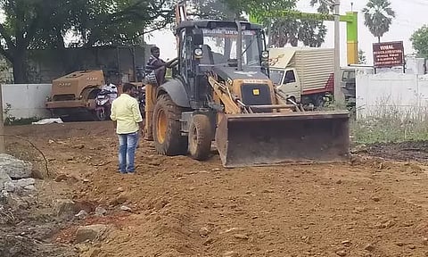 'தினத்தந்தி' செய்தி எதிரொலியாககழுகுமலையில் பாலம் கட்டும் இடத்தில் மாற்றுப்பாதை சீரமைப்பு