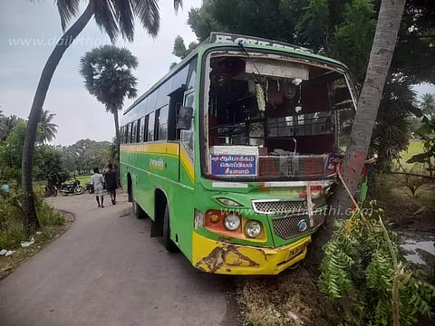 மரத்தில் மினி பஸ் மோதி 11 பேர் காயம்