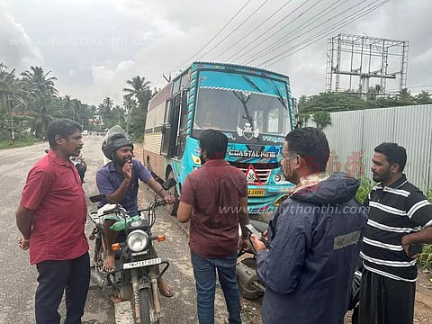 இறைச்சி கழிவுகளை ஏற்றி வந்த கன்டெய்னர் லாரியை சிறைபிடித்த பொதுமக்கள்