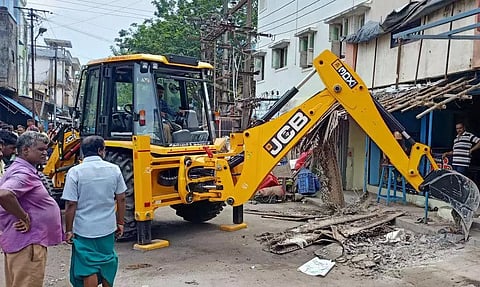 சிதம்பரத்தில் சாலையோர ஆக்கிரமிப்புகள் அகற்றம்