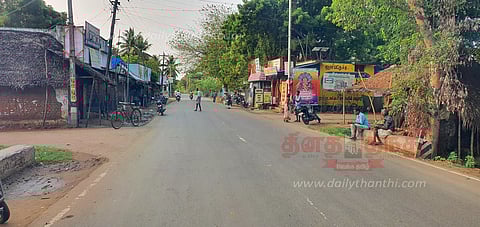 சாலையில் வேகத்தடை அமைக்க வேண்டும்