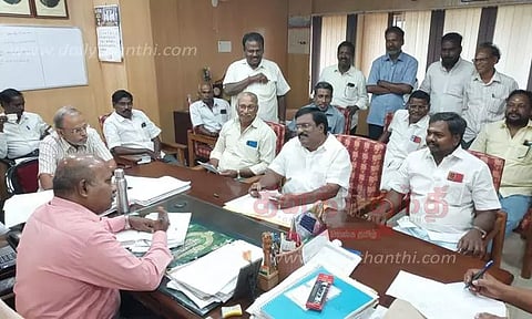 சிவா எம்.எல்.ஏ. அதிகாரிகளுடன் ஆலோசனை