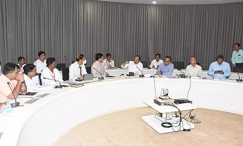 புனேயில் உள்ள அரசு ஆஸ்பத்திரிகளுக்கு போதிய மருந்து கிடைப்பதை உறுதி செய்ய வேண்டும்; அதிகாரிகளுக்கு அஜித்பவார் உத்தரவு