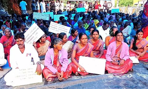 மலைக்கிராமங்களில் அடிப்படை வசதிகள் கேட்டு பழங்குடியின மக்கள், பெண்கள் அமைப்பினர் உண்ணாவிரதம்