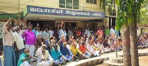 சுடுகாடுக்கு இட வசதிகோரிபாலக்கோடு தாசில்தார் அலுவலகத்தில் கிராம மக்கள் தர்ணா