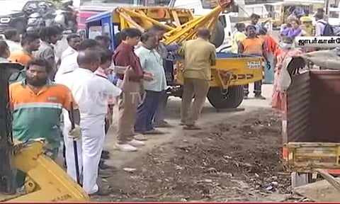 வடகிழக்கு பருவமழை முன்னெச்சரிக்கை: சென்னையில் சாலை சீரமைப்பு பணிகள் துரிதம்