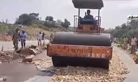 ஆந்திராவில் பறிமுதல் செய்யப்பட்ட ரூ.2.5 கோடி மதிப்புள்ள மதுபான பாட்டில்கள் அழிப்பு