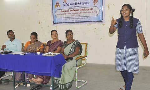 பேச்சுப்போட்டியில் அரசு பள்ளி மாணவர்கள் முதலிடம் பிடித்து சாதனை