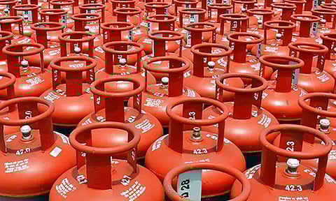 கியாஸ் அடுப்பை ஆய்வு செய்ய வரும் டிப்-டாப் ஆசாமிகள்