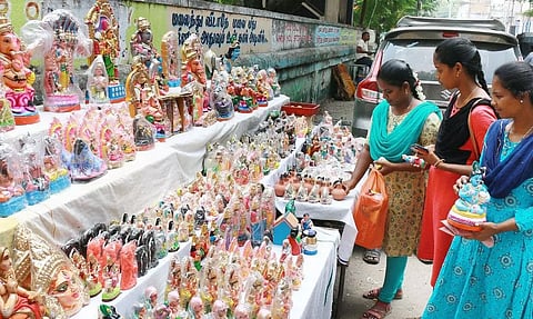 நவராத்திரி விழாவையொட்டிவிழுப்புரத்தில் விற்பனைக்கு வந்த கொலு பொம்மைகள்