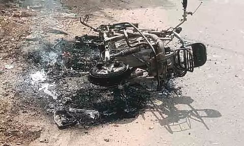 மின்சார ஸ்கூட்டர் தீயில் எரிந்து நாசம்