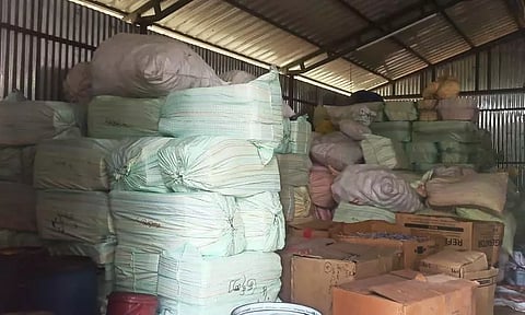 அனுமதி இன்றி வைத்திருந்த ரூ.7½ லட்சம் பட்டாசுகள் பறிமுதல்