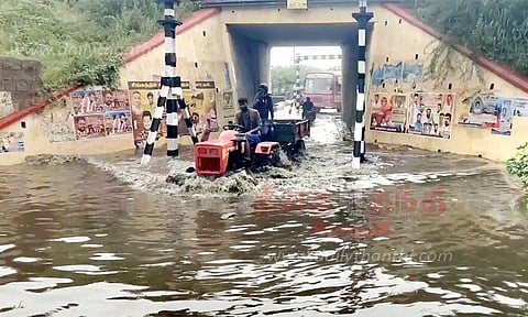 வெளுத்து வாங்கிய மழையால் சாலைகளில் கரைபுரண்டு ஓடிய வெள்ளம்