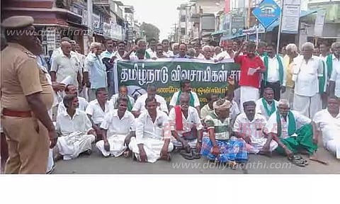 பயிர் காப்பீட்டு தொகையை வழங்கக்கோரி விவசாயிகள் மறியல்