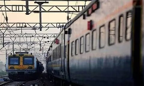 ஜார்கண்டில் சம்பவம் ஓடும் ரெயிலில் துப்பாக்கியால் சுட்ட பயணி: ரெயில் மாறி ஏறிவிட்டு இருக்கைக்காக தகராறு