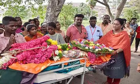 விபத்தில் மூளைச்சாவு அடைந்த பெண்ணின் கல்லீரல், கண்கள் தானம்- அரசு மரியாதையுடன் இறுதி சடங்கு