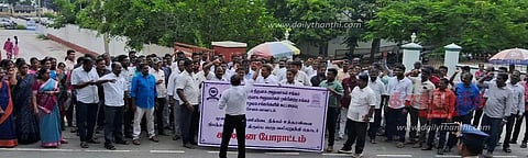 சேலத்தில், 3-வது நாளாககிராம நிர்வாக அலுவலர்கள் போராட்டம் இணையவழி சான்றிதழ்கள் வழங்கும் பணி பாதிப்பு