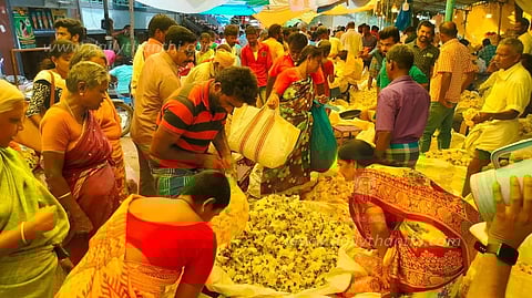 சேலத்தில் பூக்கள் விலை உயர்வுகுண்டுமல்லி கிலோ ரூ.600-க்கு விற்பனை