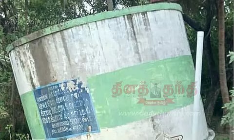 இடிந்து விழுந்த மேல்நிலை நீர்த்தேக்க தொட்டி