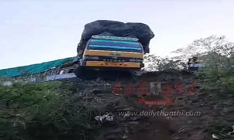 திம்பம் மலைப்பாதையில் விபத்து அந்தரத்தில் தொங்கிய மினி லாரி